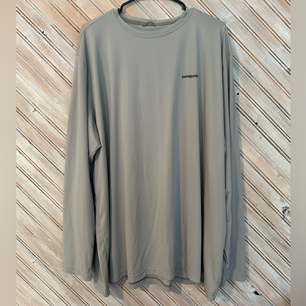 Patagonia Men's Long Sleeve Outdoor Athletic Shirt in Gray Trout Fishing
